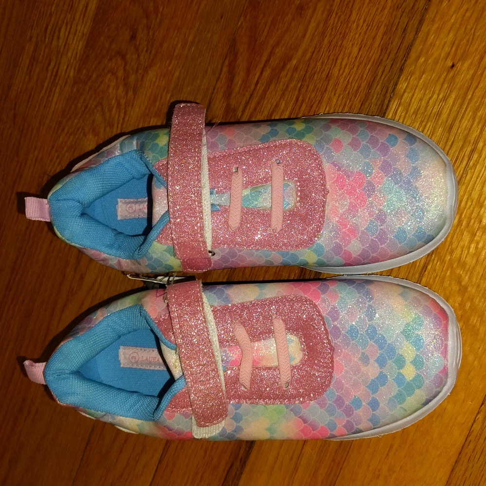 Girls tennis shoes
